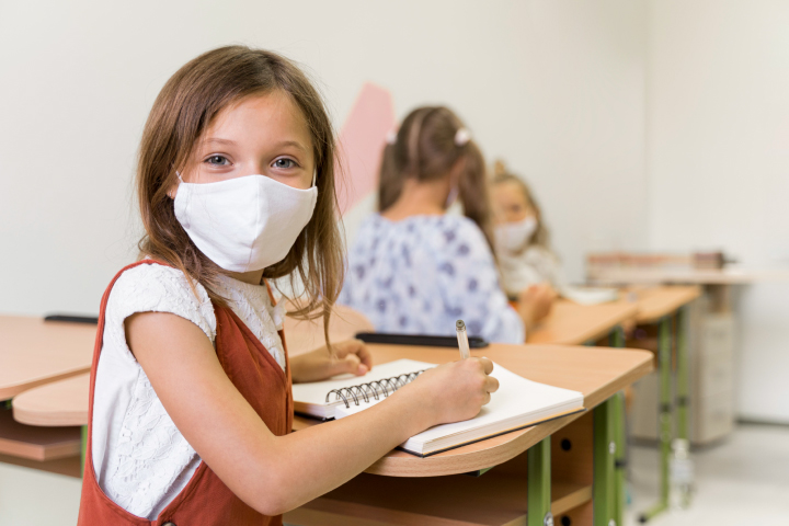 Niña en la vuelta a clases presenciales