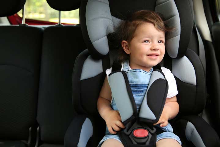 Bebé en butaca infantil para auto 